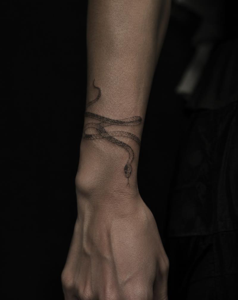 Fine Line tatuering på Handled